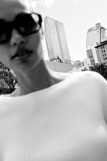 PULL EN MAILLE CÔTELÉE À MANCHES AMPLES - Écru de Zara - Image 4