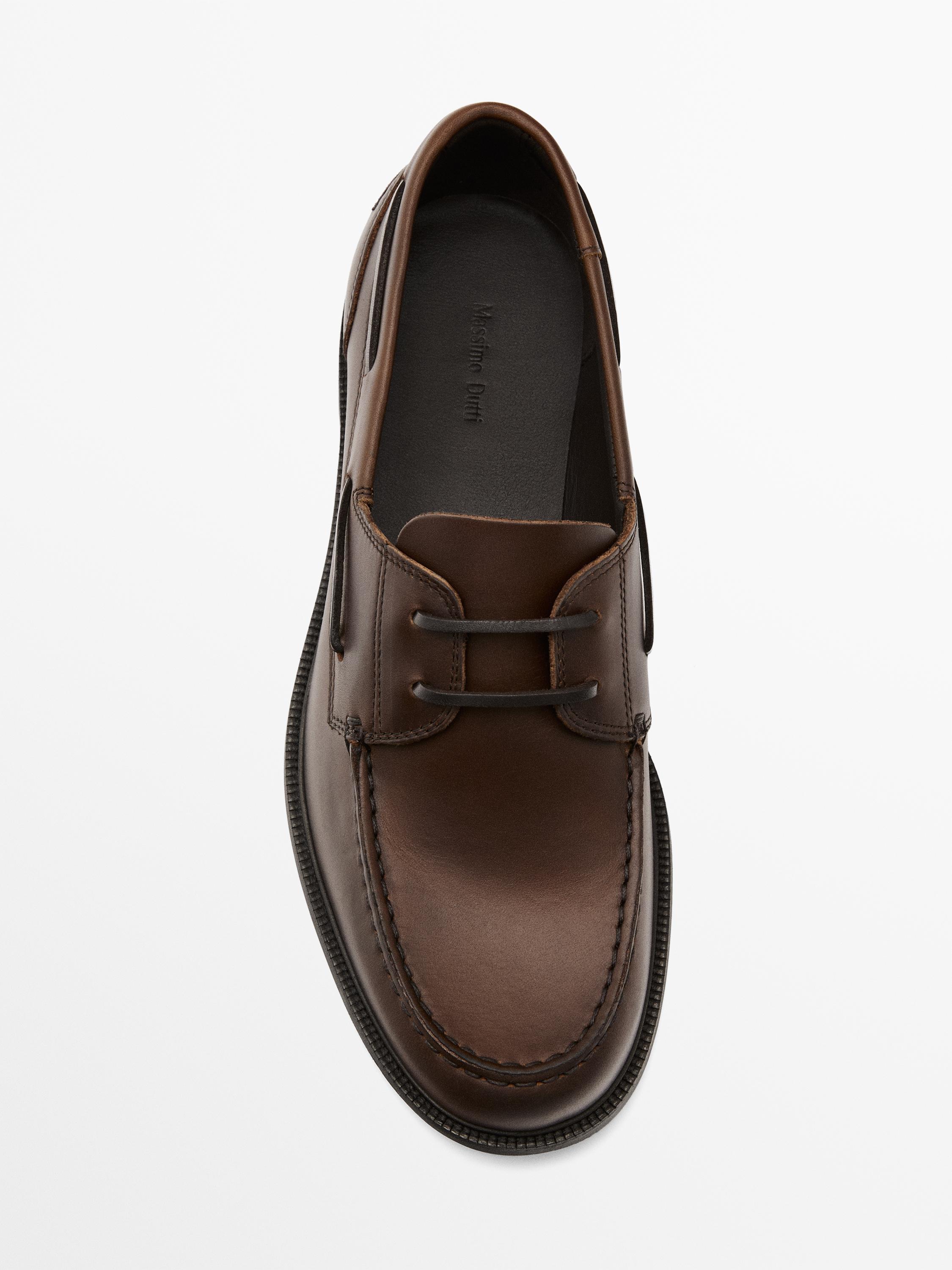 Chaussures bateau en cuir graissé