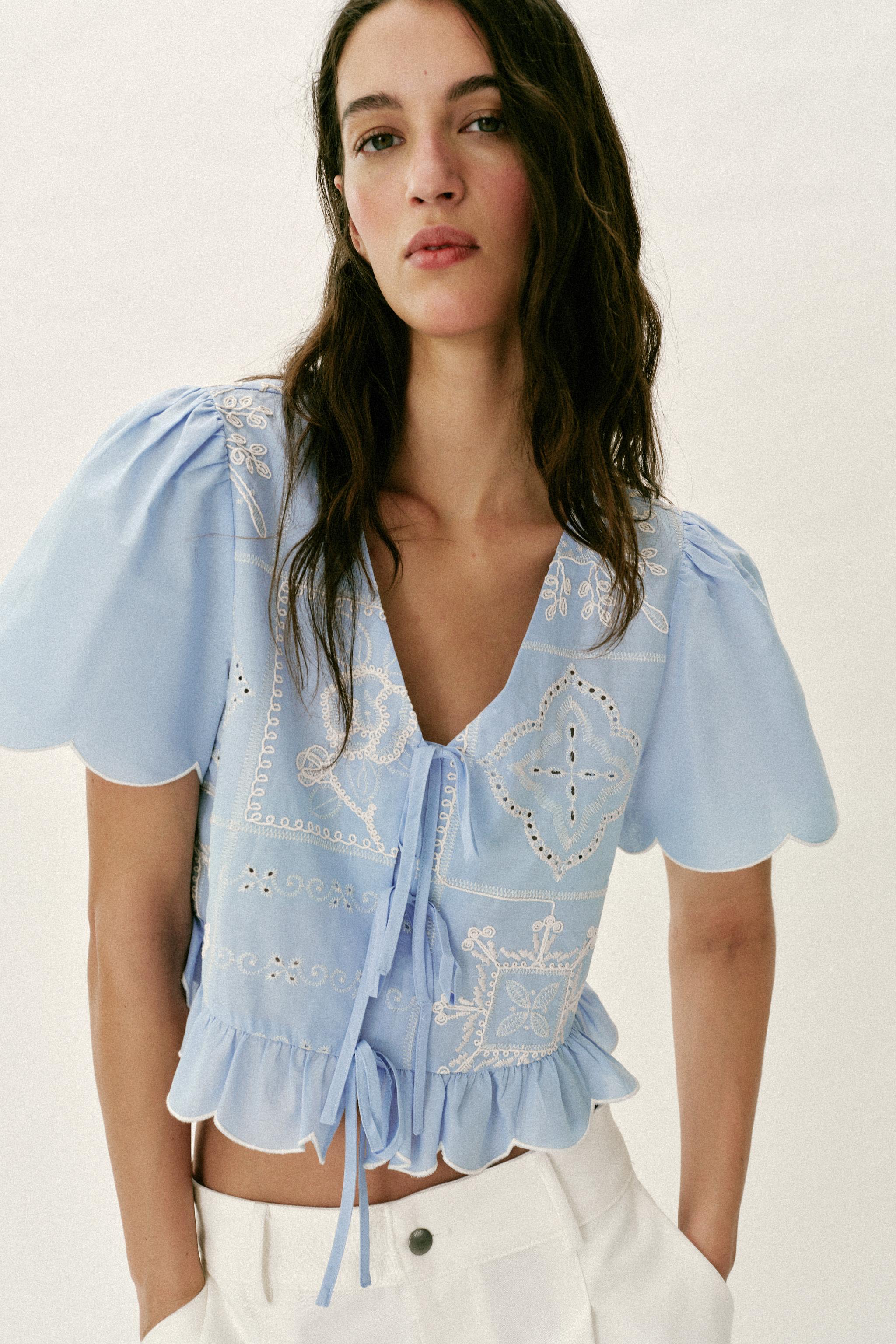 BLOUSE À LACETS ET BRODERIES PERFORÉES