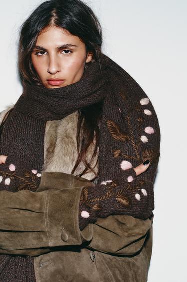 STRIKKET HALSTØRKLÆDE MED BLOMSTERBRODERI - Brun fra Zara - Billede 0