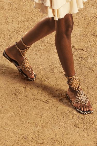 SANDALES À CLOUS EN CROÛTE DE CUIR ÉDITION LIMITÉE - Beige de Zara - Image 2