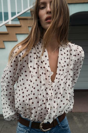 BLUSA LUNARES VOLANTES - Crudo / Marrón de Zara