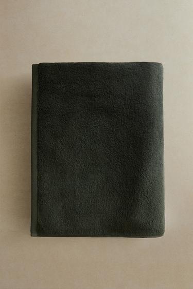 BADEHÅNDKLÆDE I FARVET FROTTÉ - mørk grøn fra Zara