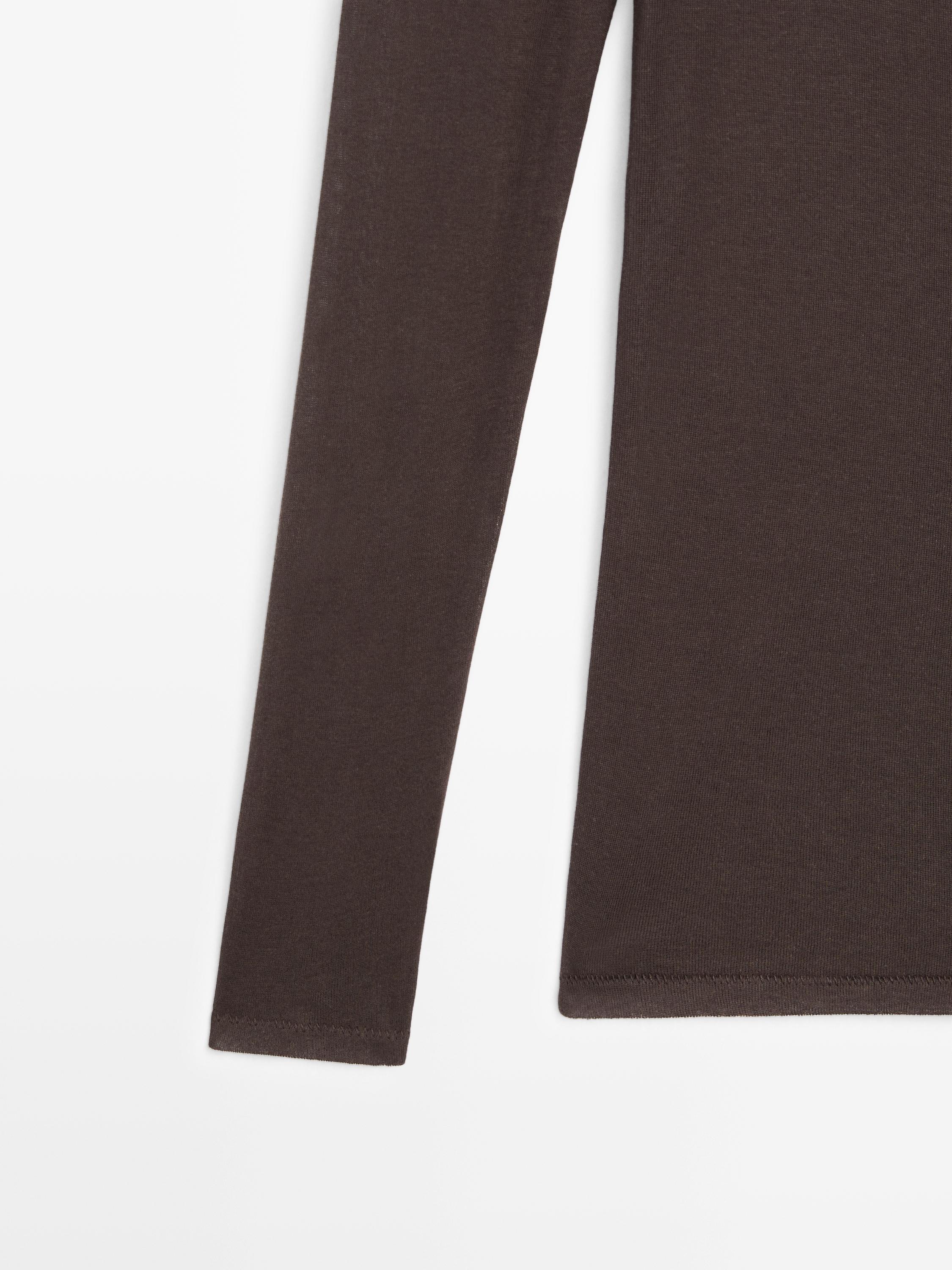 100% cotton semi-sheer T-shirt with collar detail
