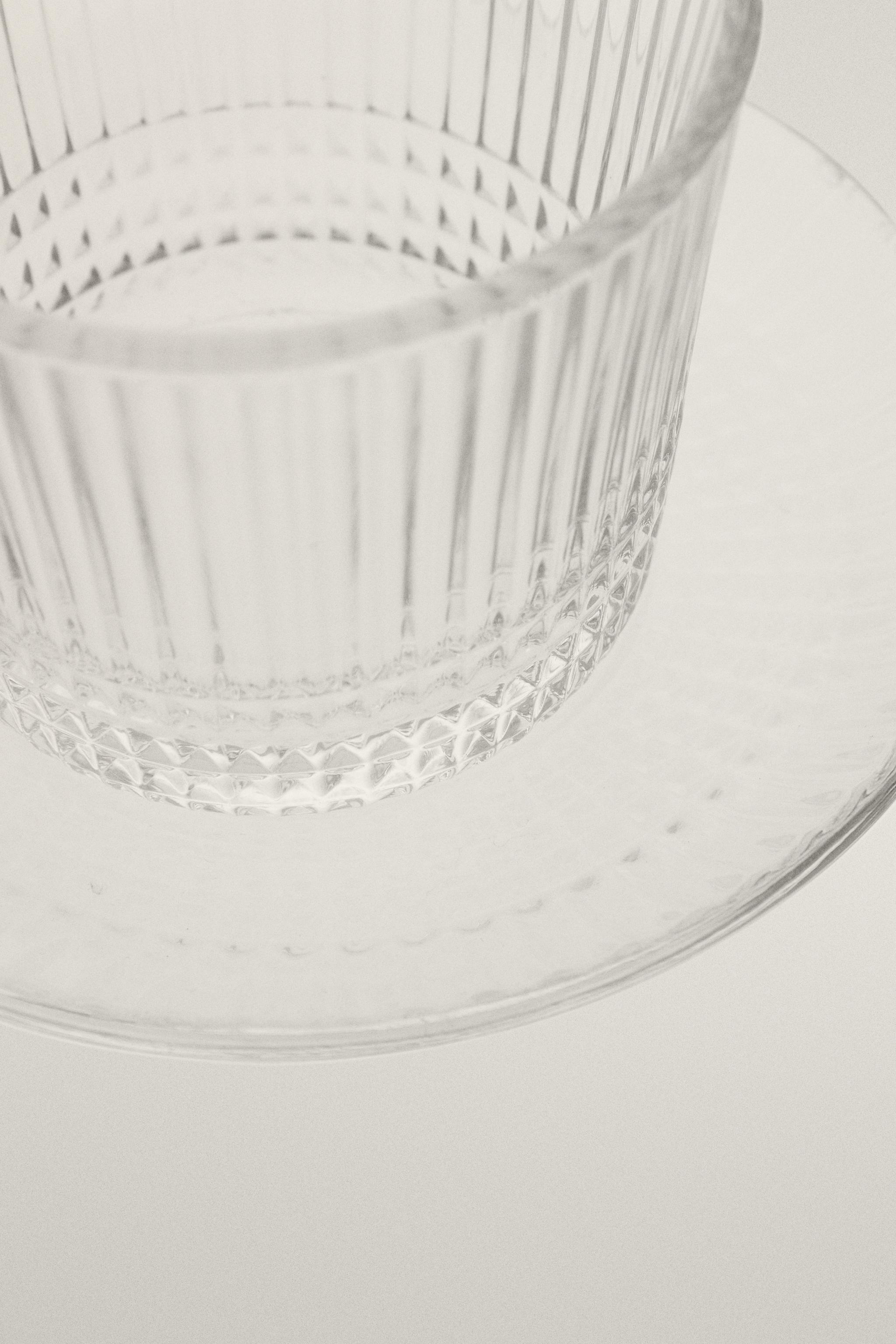 TASSE À CAFÉ AVEC SOUCOUPE EN VERRE À RELIEF GÉOMÉTRIQUE