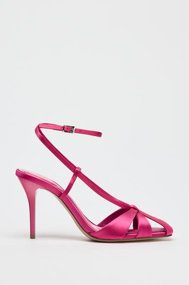 Boční pohled na růžový sandál na vysokém podpatku s tenkými pásky