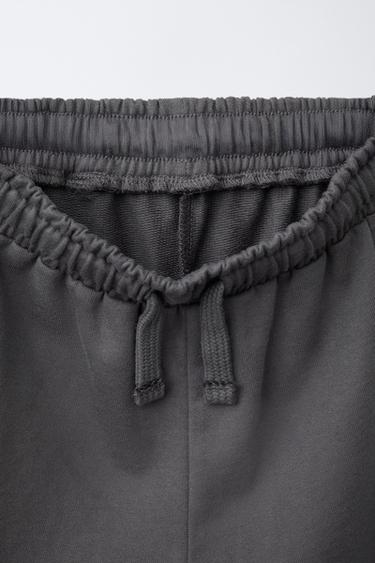 ENSEMBLE T-SHIRT SANS MANCHES ET BERMUDA À INSCRIPTION - Gris anthracite de Zara - Image 8