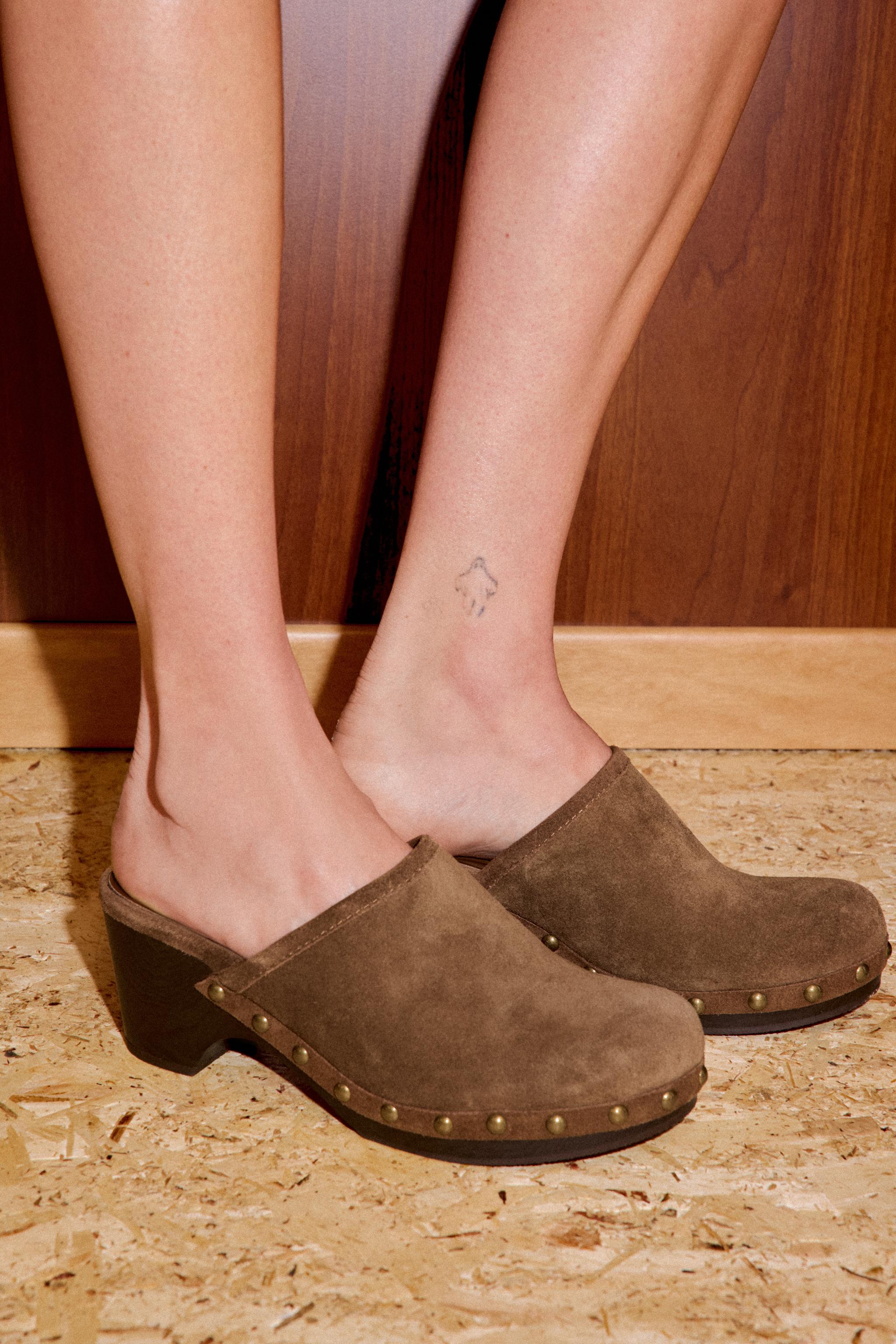 SABOTS EN CROÛTE DE CUIR AVEC CLOUS