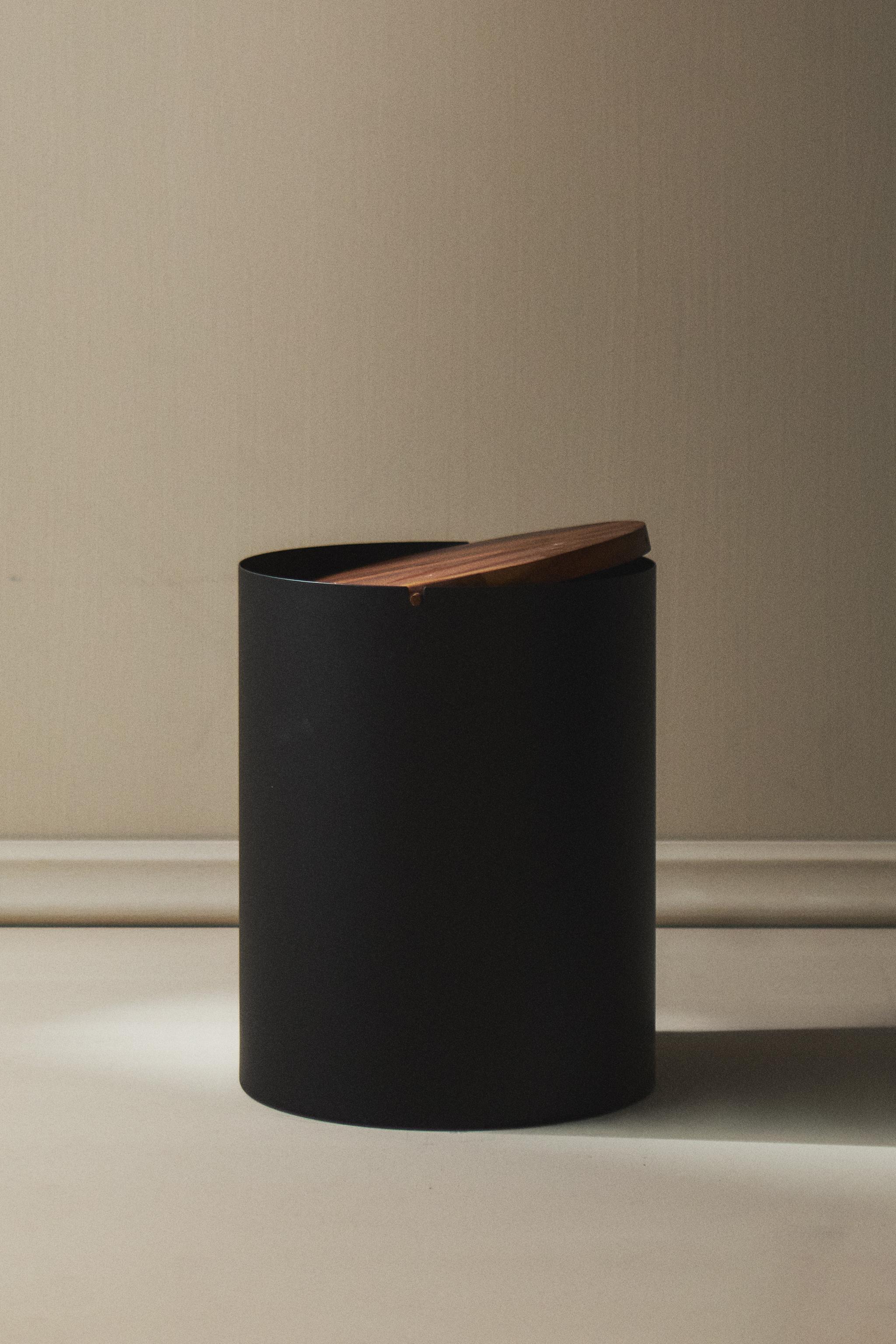 METAL BATHROOM BIN WITH WOODEN LID — Black