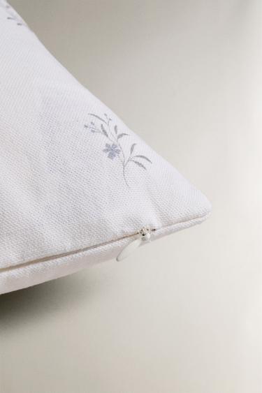 HOUSSE DE COUSSIN MINI-FLEURS - Écru de Zara - Image 4