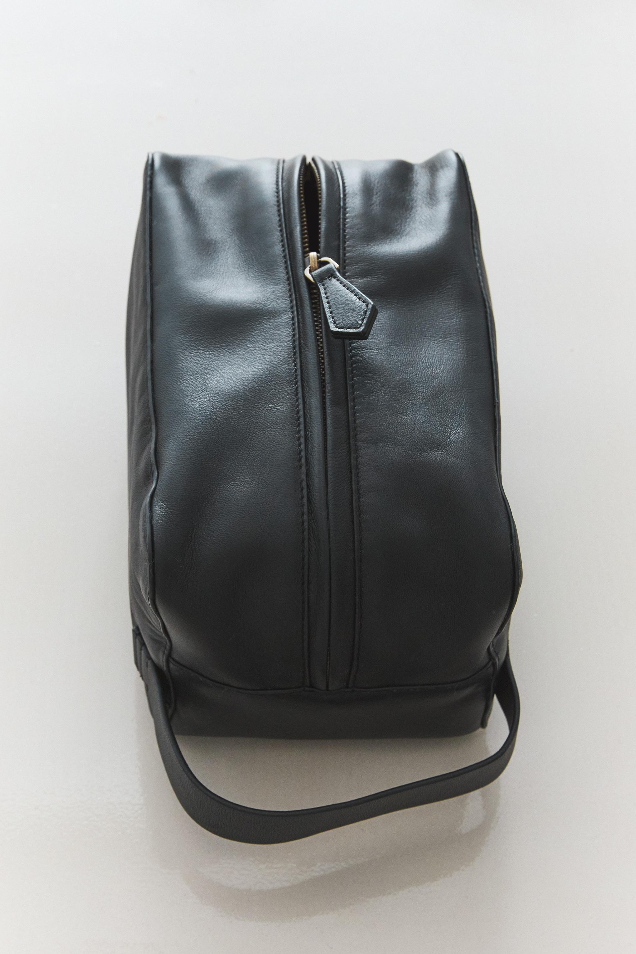 LEATHER TOILETRY BAG — Black