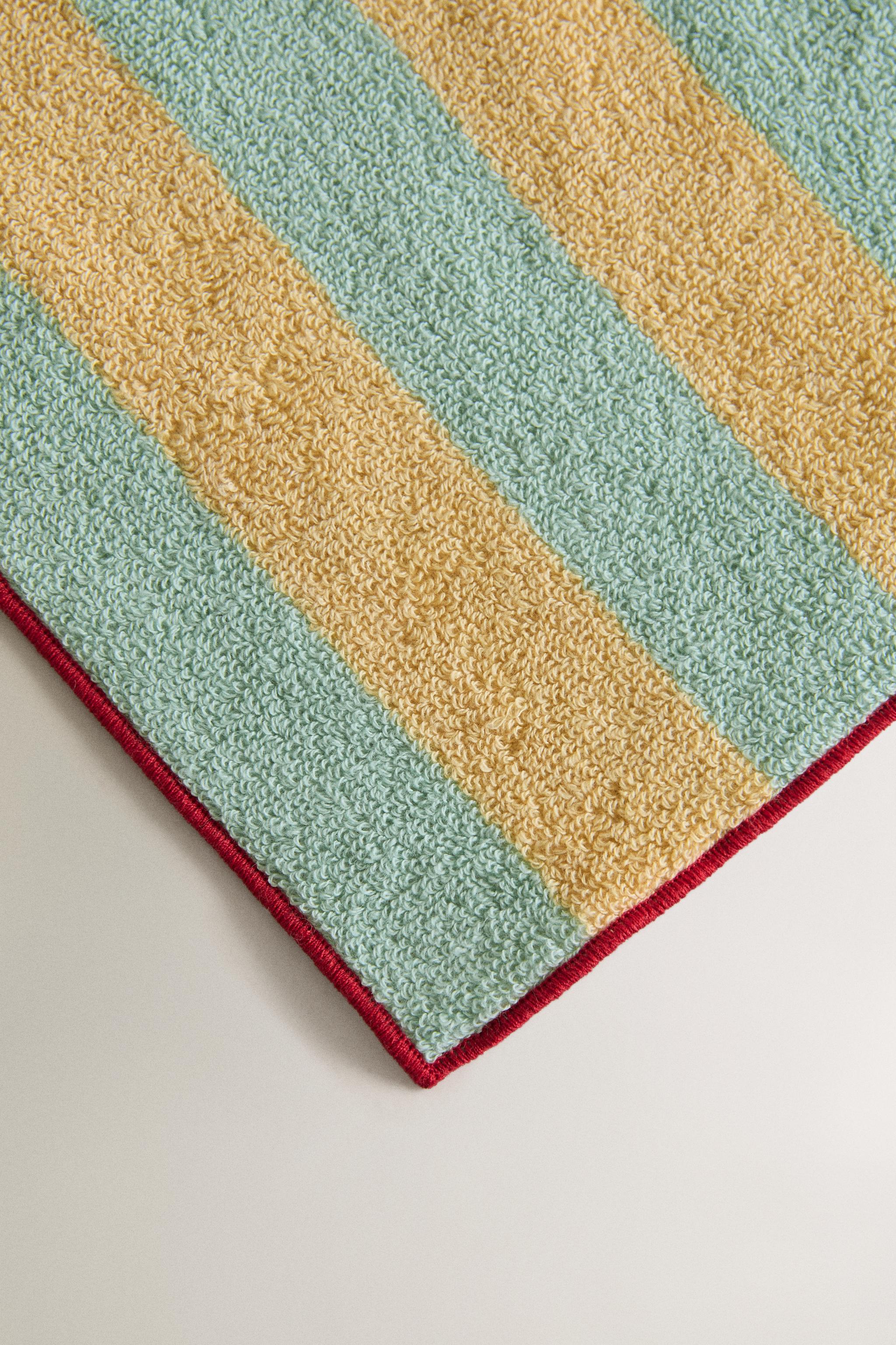 STRIPED BATH TOWEL WITH TOPSTITCHING