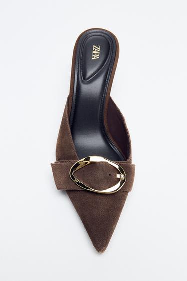 SANDALES EN CUIR AVEC DÉCOR MÉTALLIQUE - Marron foncé de Zara