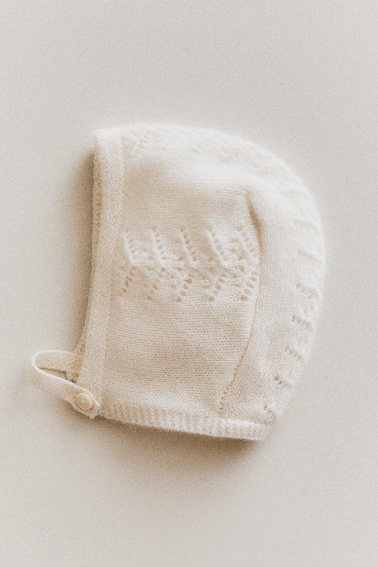 CASHMERE BABY BONNET — Oyster-white