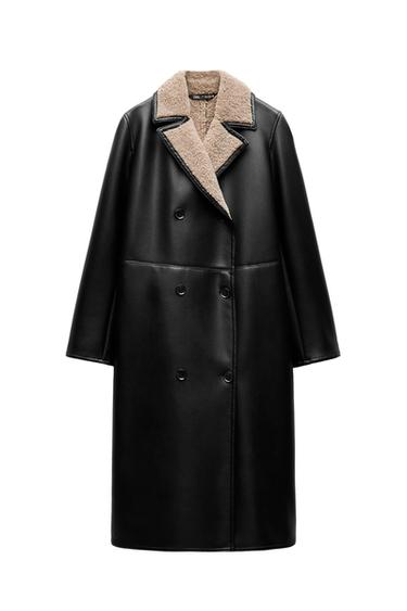 Μπροστινή όψη μαύρου παλτού με γιακά από shearling και κλείσιμο με κουμπιά.