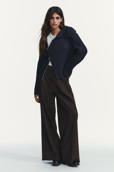 PANTALÓN PINZAS TAPETAS - Marrón / Crudo de Zara
