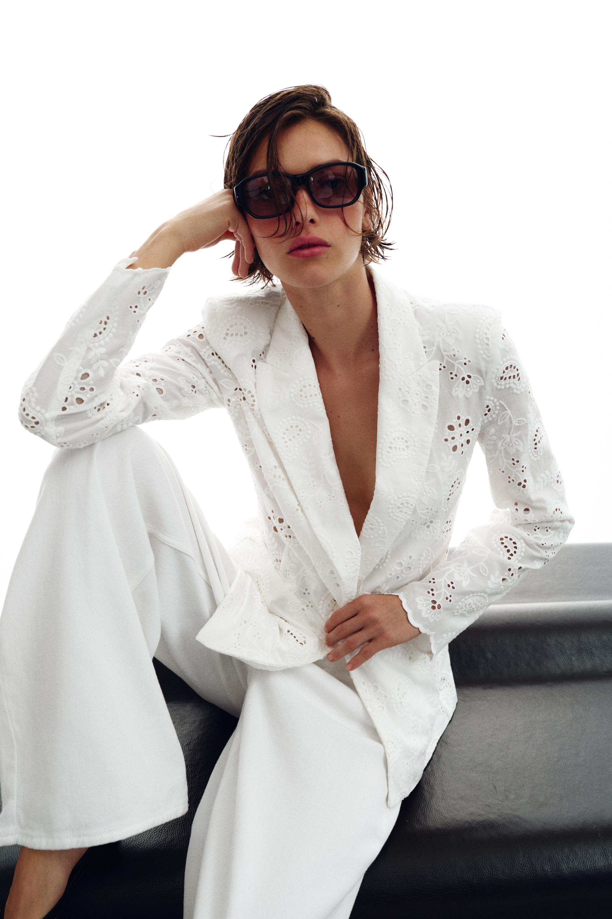VESTE AJUSTÉE ÉPAULETTES BRODERIES AJOURÉES