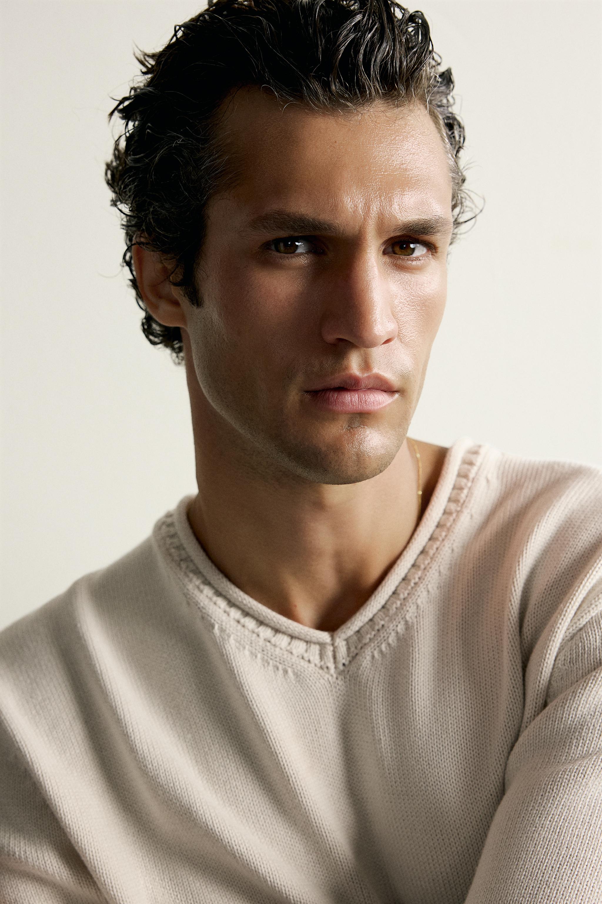 REGULAR FIT V-NECK SWEATER