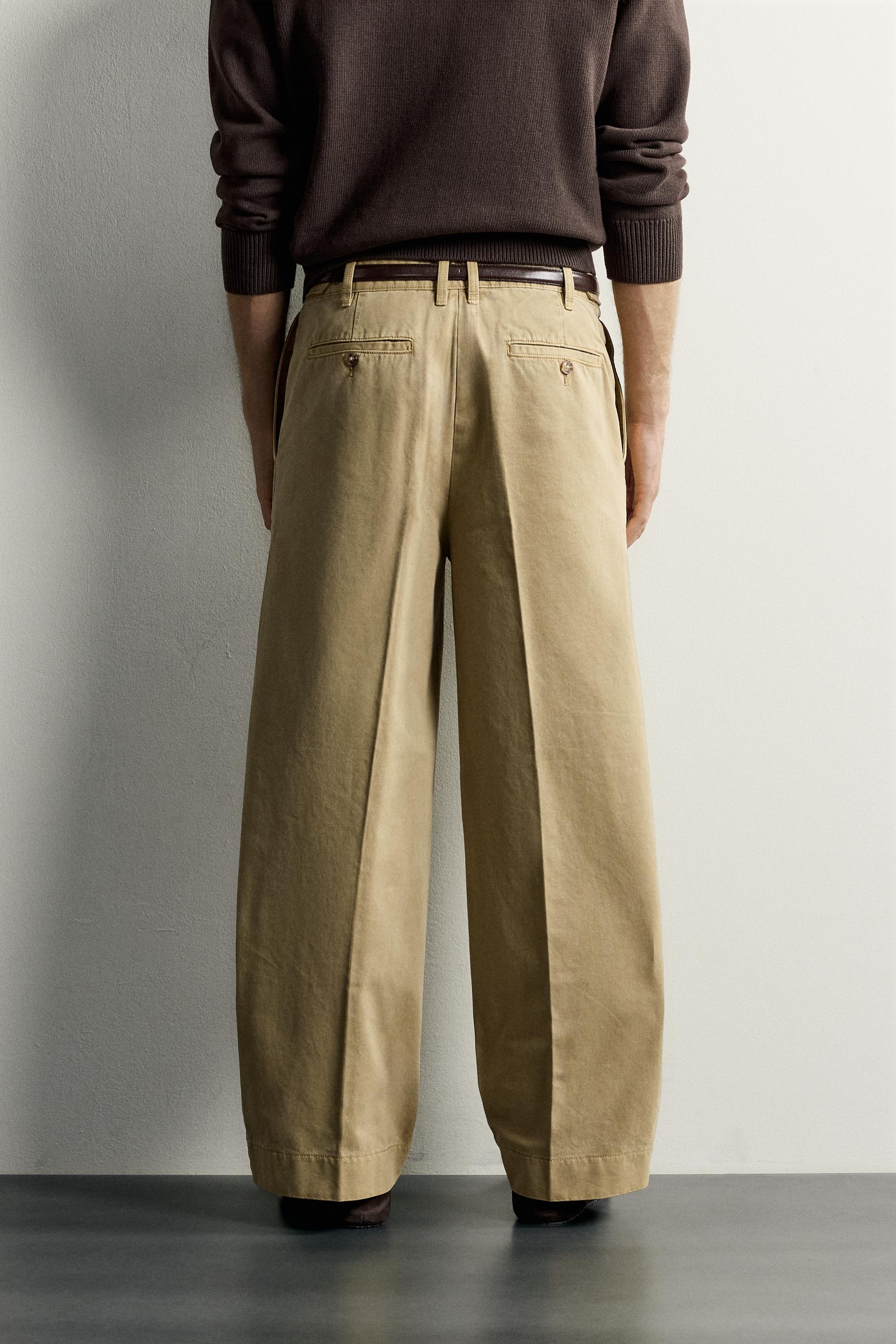 PANTALON CHINO COUPE DÉCONTRACTÉE À PLIS