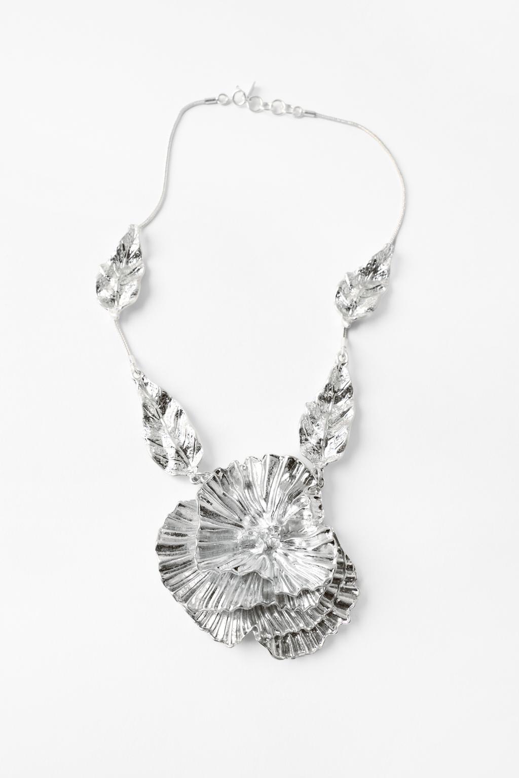 EMBOSSED FLOWER NECKLACE