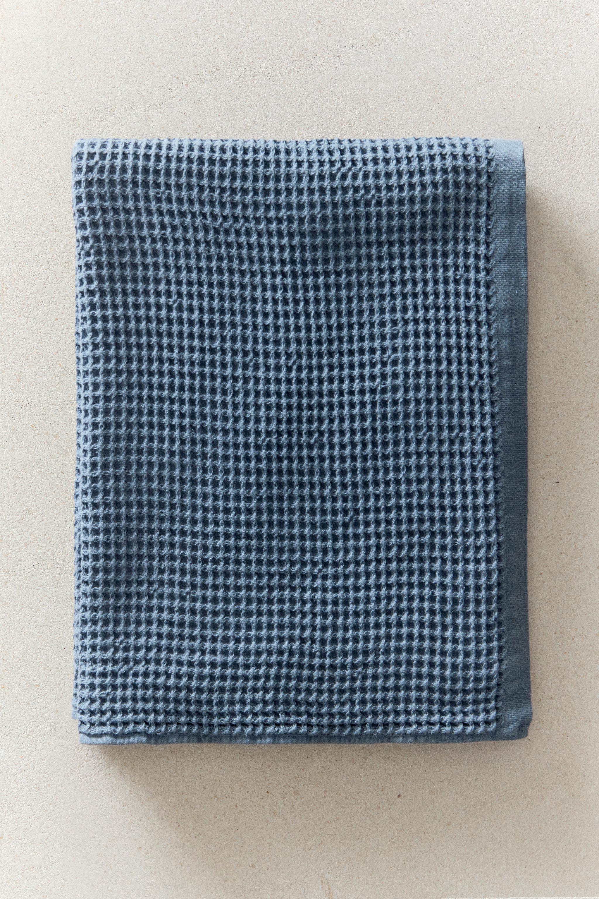 WAFFLE COTTON BATH TOWEL — Dusty blue