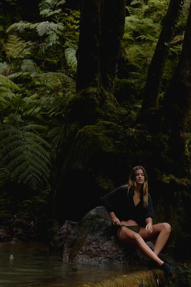 قميص منسدل بجيب - أسود الخاص بـ Zara