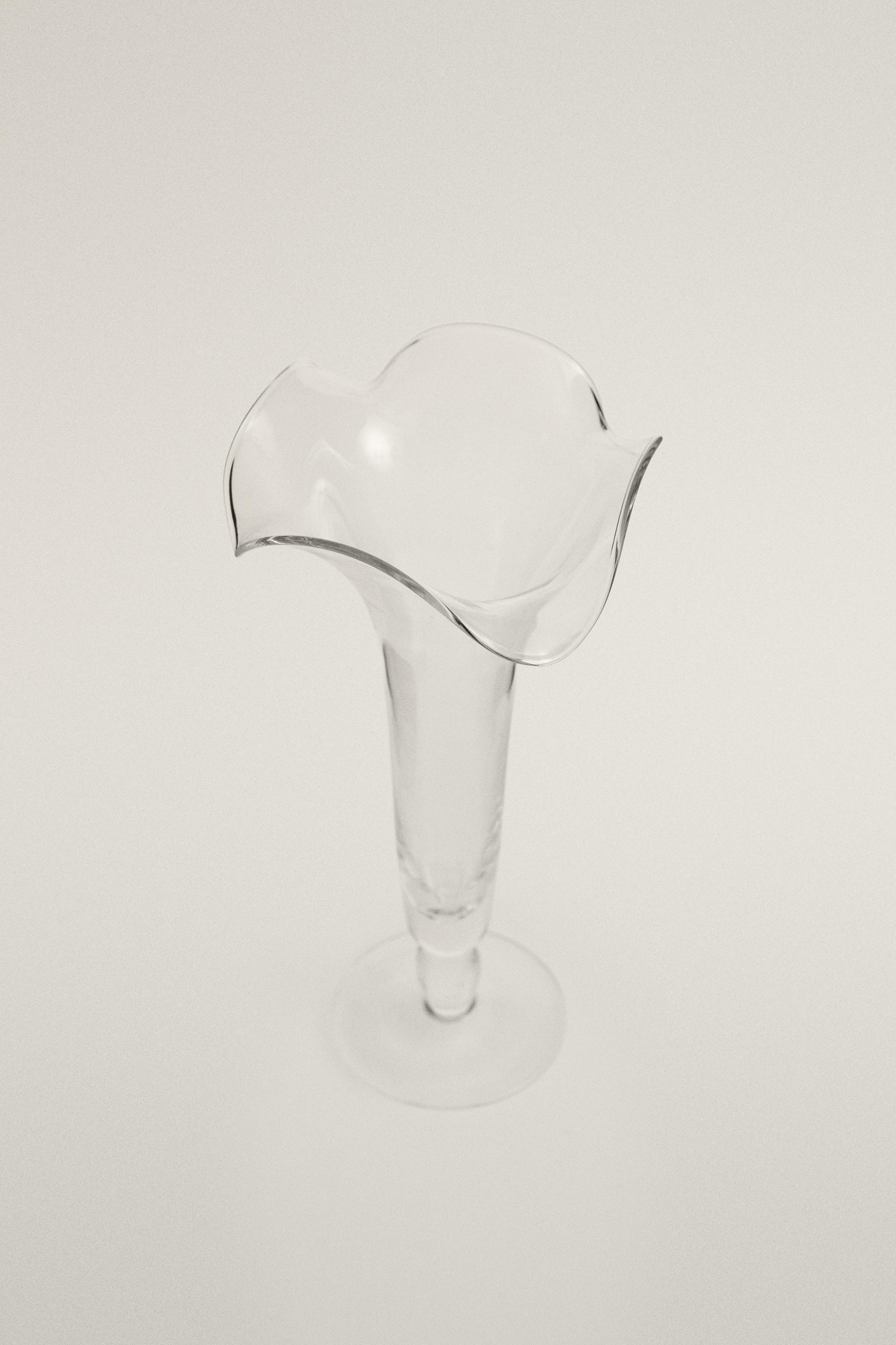 FLOWER-SHAPED GLASS VASE — Glass