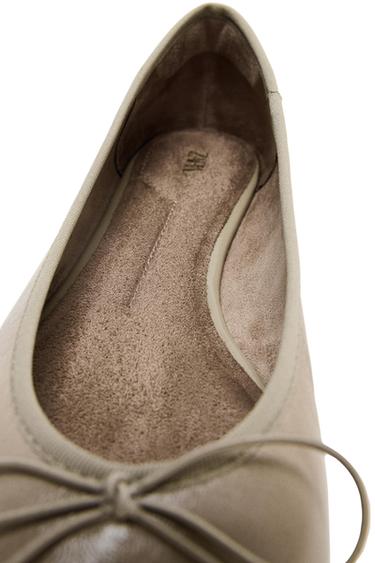 LEDERBALLERINA MIT SCHLEIFE - Grau von Zara