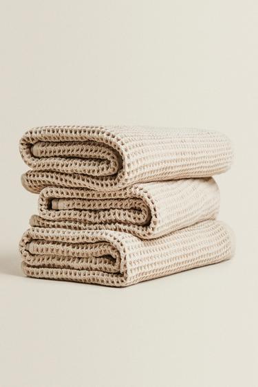 WAFFLE-KNIT COTTON BATH TOWEL - Sand Zara