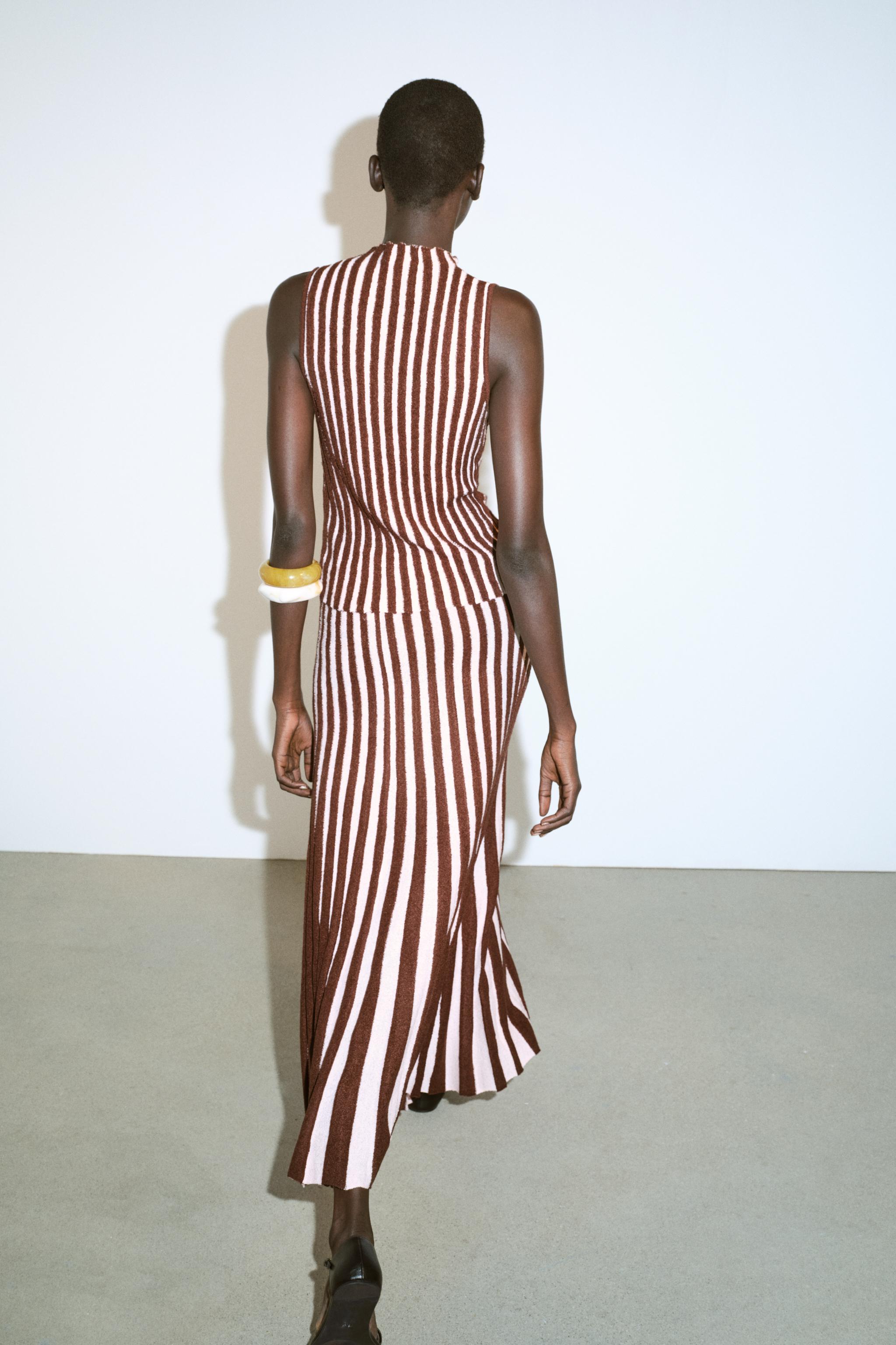 TEXTURED STRIPED PLEATED SKIRT