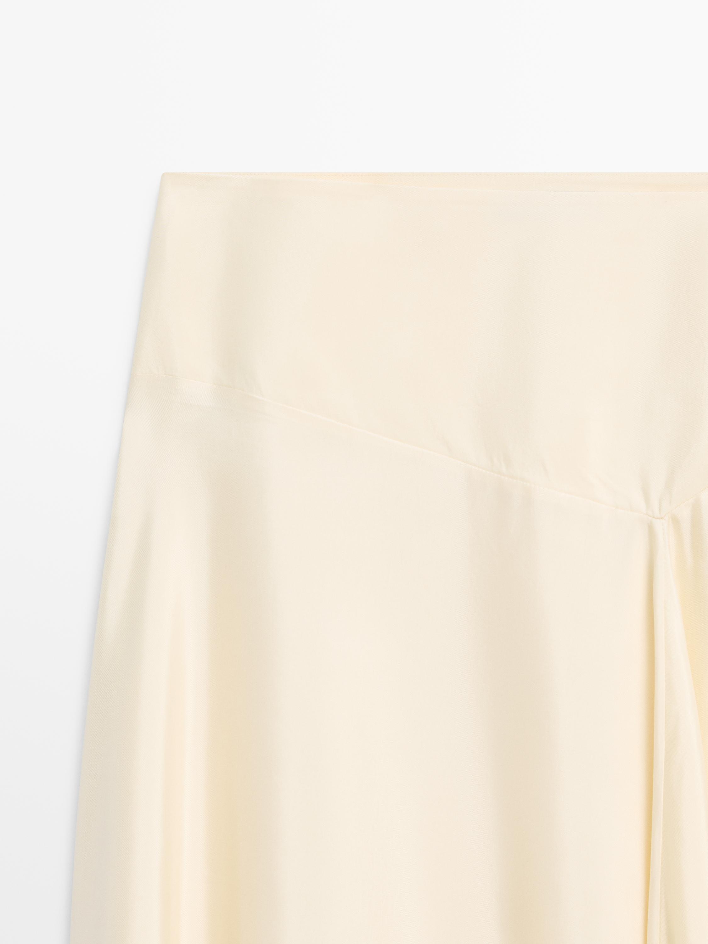 Jupe asymétrique détail lingerie