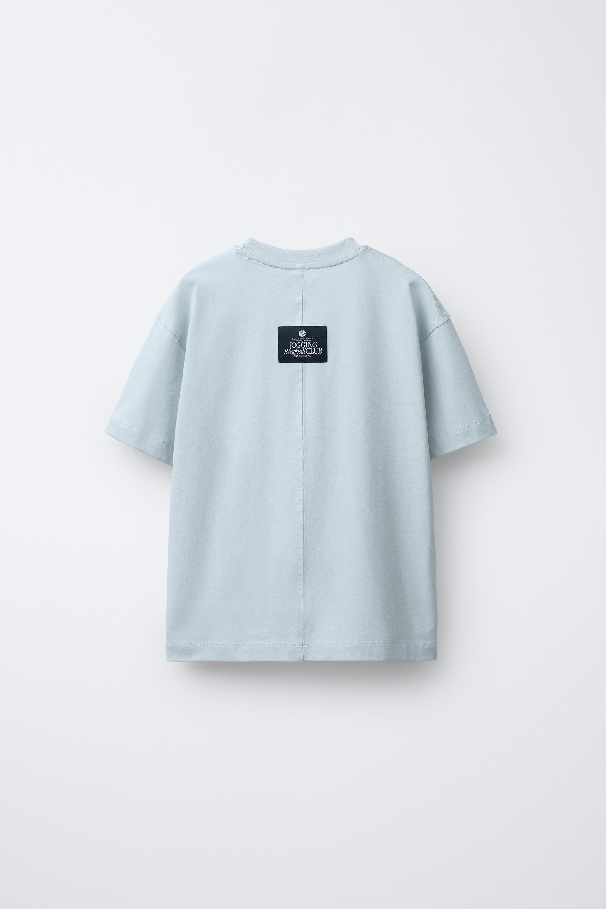 T-SHIRT JOGGING AVEC INSCRIPTION ET ÉTIQUETTE