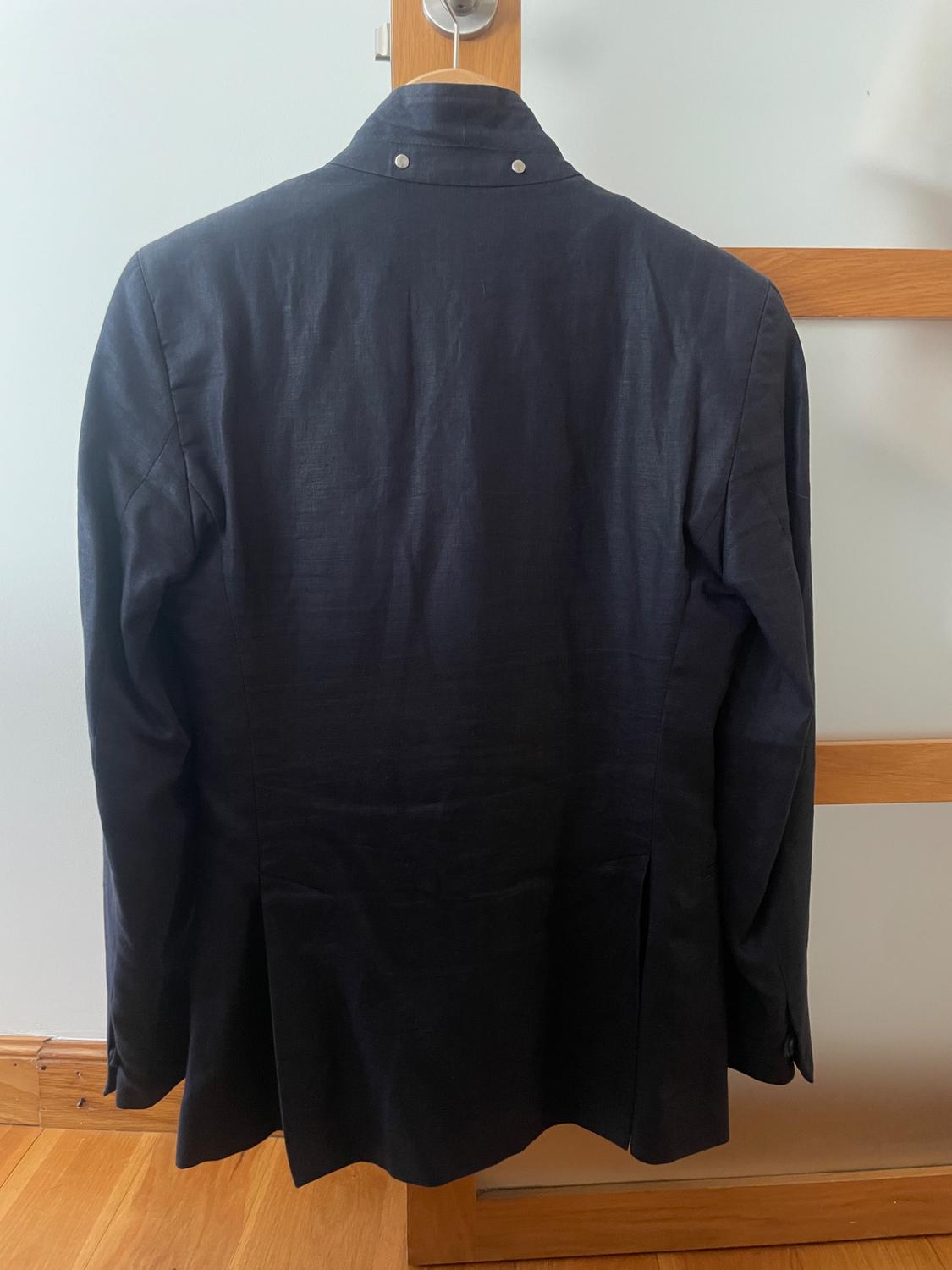 CHAQUETA GRIS OSCURA CASI NEGRO CON CIERRE A UN LADO - Image 6