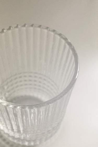 GLASS MUG WITH RAISED GEOMETRIC DESIGN - 990 de Zara - Image 3