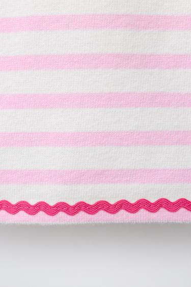 T-SHIRT À RAYURES TISSÉES AVEC VOLANT ONDULÉ - Rose de Zara - Image 3