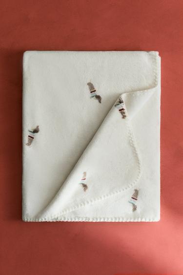 FLÍSOVÁ DEKA PRE BÁBÄTKO SO PSOM JAZVEČÍKOM - Farebný zn. Zara