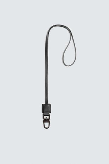 CHAVEIRO CON COLGANTE PEL - Negro de Zara
