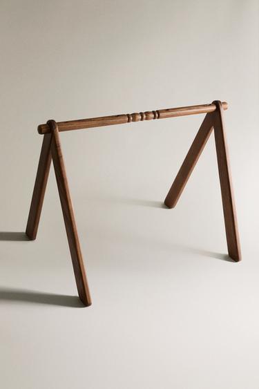 PORTIQUE D'ACTIVITÉS BÉBÉ EN BOIS DE FRÊNE - Marron foncé de Zara - Image 1