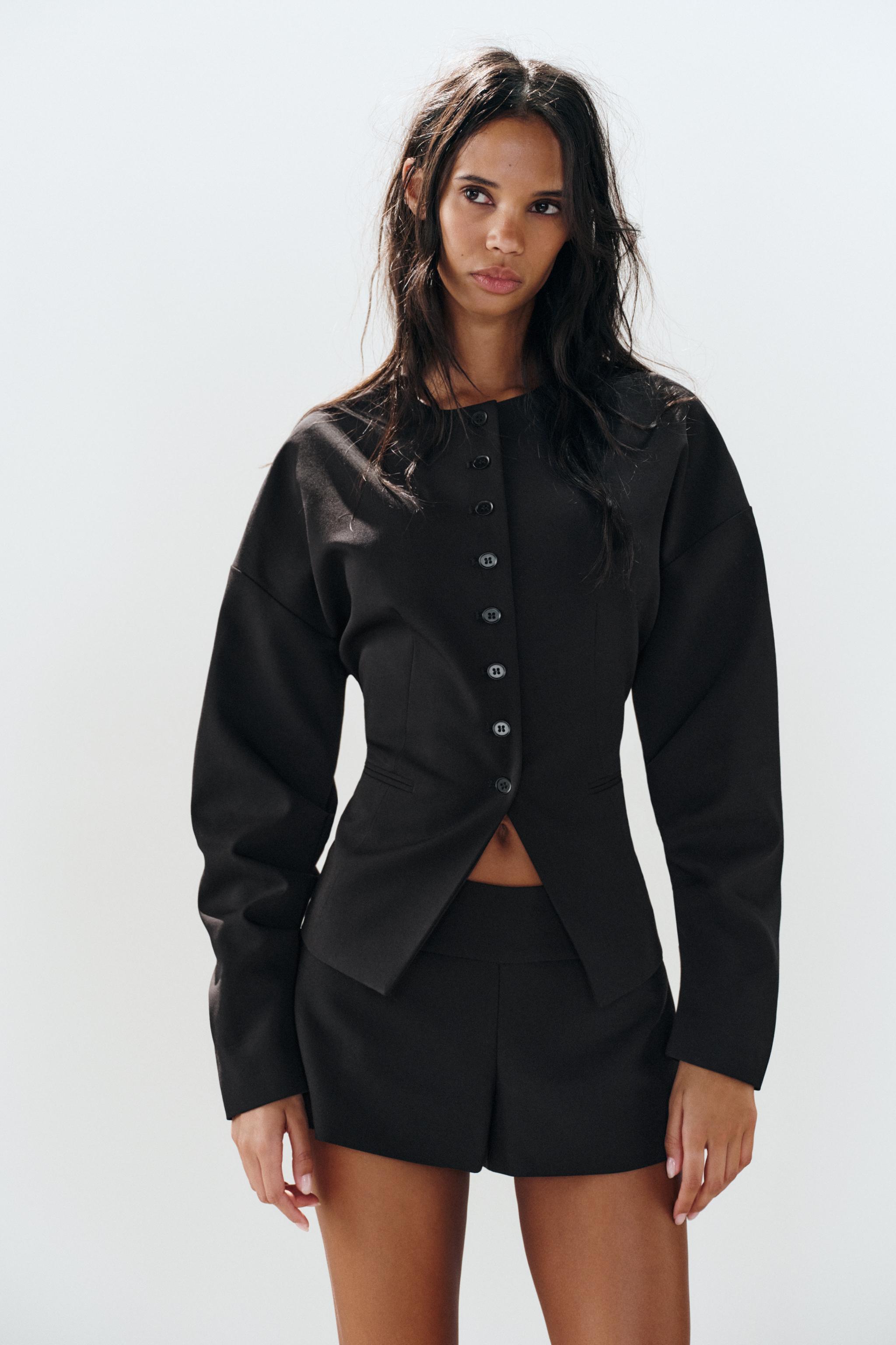 PLEATED SLEEVE BUTTON BLAZER