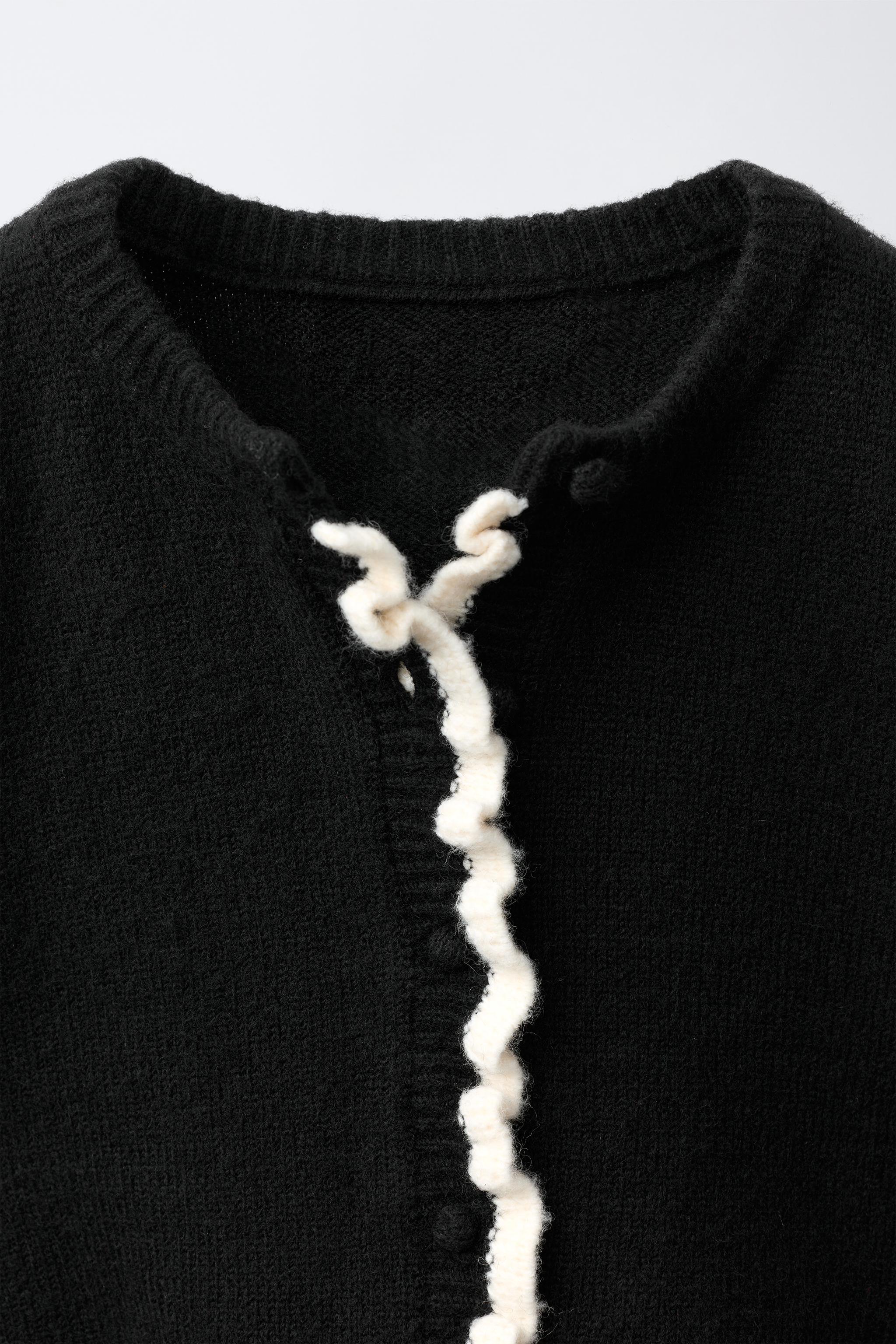 GILET EN MAILLE À VOLANTS CONTRASTANTS