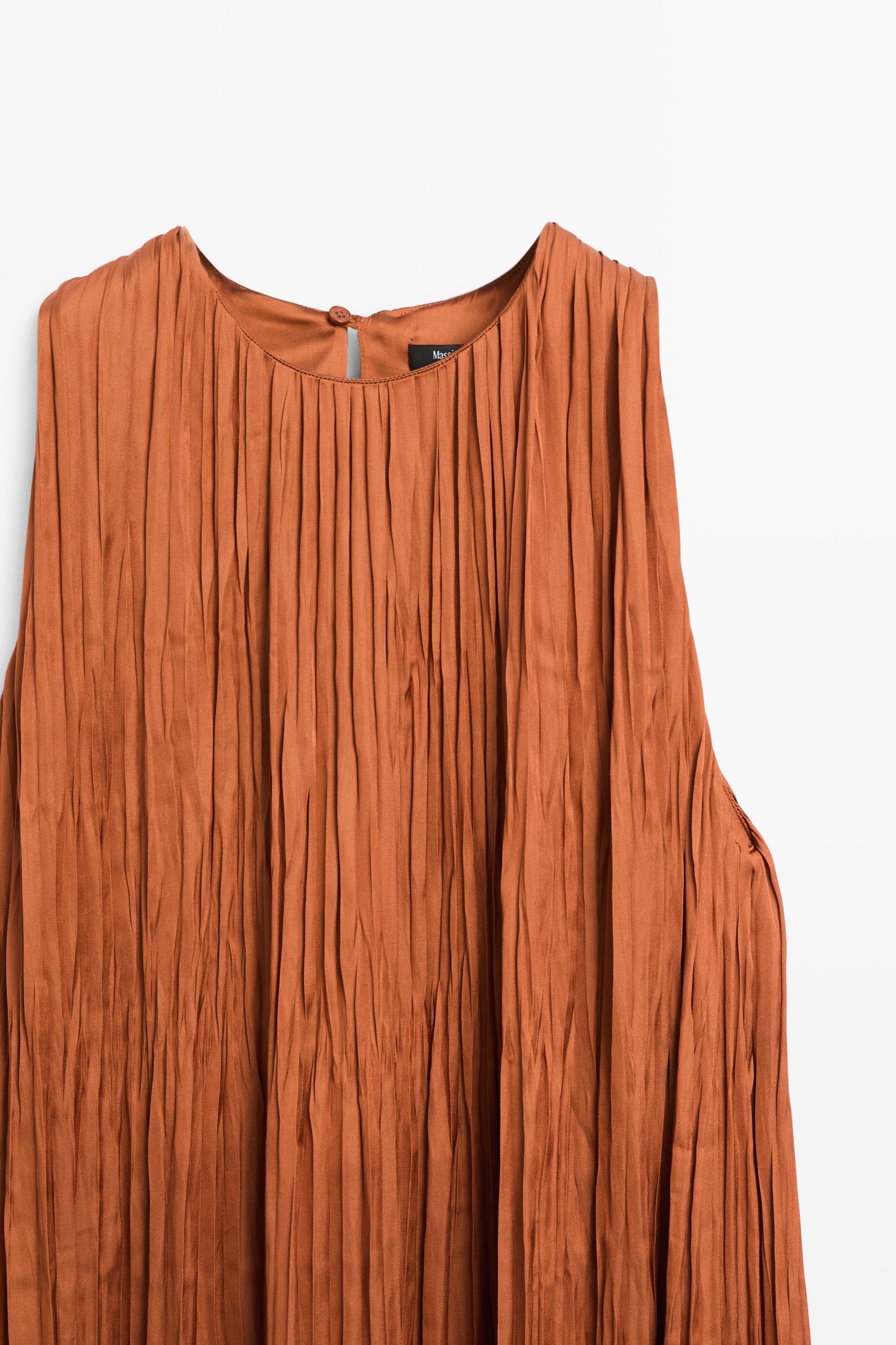 Robe longue plissée à encolure américaine