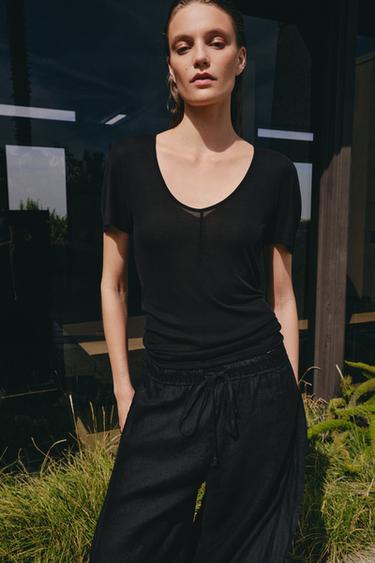 CAMISETA FLUIDA MANGA CORTA - Negro de Zara