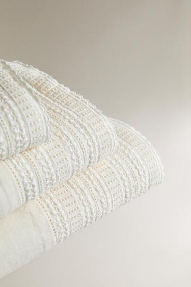EMBROIDERED LINEN BORDER TOWEL — Ivory 2