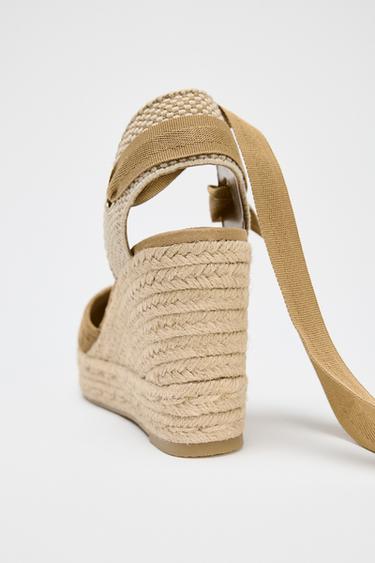 KEILABSATZ MIT GEFLOCHTENEM OBERMATERIAL - Sandfarbe von Zara