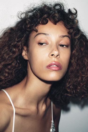LÆBE-GLOSS - GLANSFULD DREJNING - BERRY fra Zara