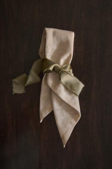 LOT DE SERVIETTES DE TABLE EN COTON À MOTIF FLEURI ENCADRÉ NOËL (LOT DE 2) - Or de Zara - Image 5