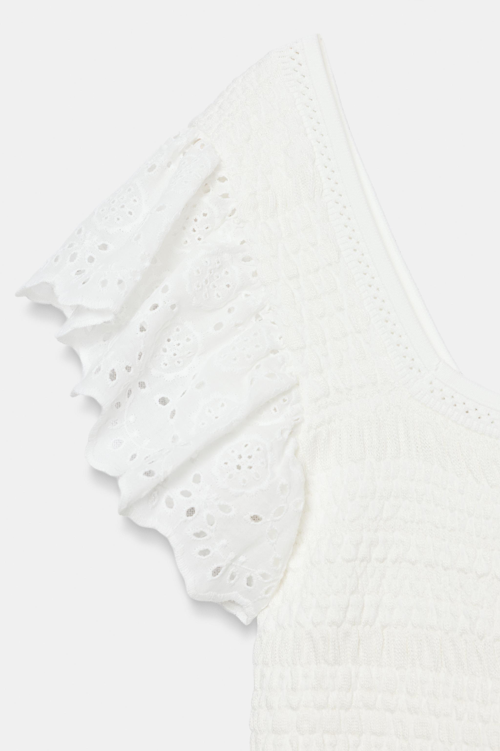 TOP EN MAILLE À BRODERIES PERFORÉES