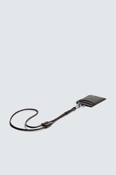 KARTENETUI AUS LEDER MIT ANHÄNGER - Braun von Zara