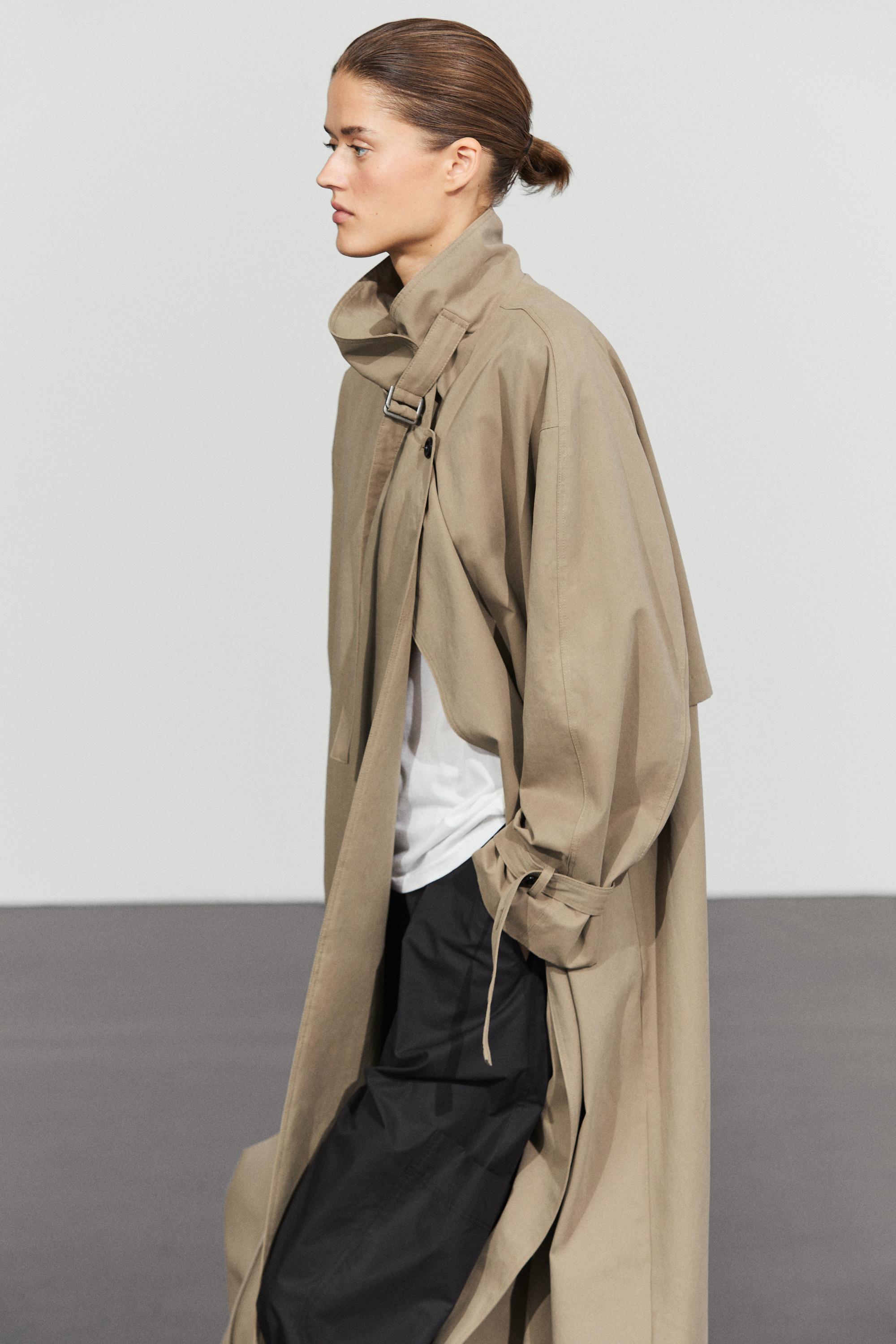 Long trench coat with buckle detail — Gray / Tan