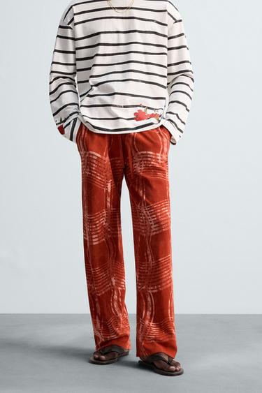 PANTALON EN MAILLE IMPRIMÉ GRAPHIQUE © OTIS KWAME KYE QUAICOE - Rouge de Zara - Image 1